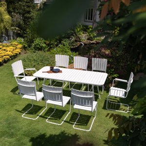 Holmsund matgrupp; bord 180x80 cm med 8 st stolar (2 st karmstolar + 6 st stolar) Holmsund matgrupp; bord 180x80 cm med 8 st stolar (2 st karmstolar + 6 st stolar)